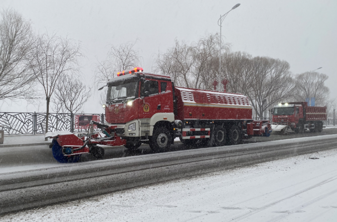 易倍emc环境除冰雪装备全力投入破冰作业，助力北京道路交通安全